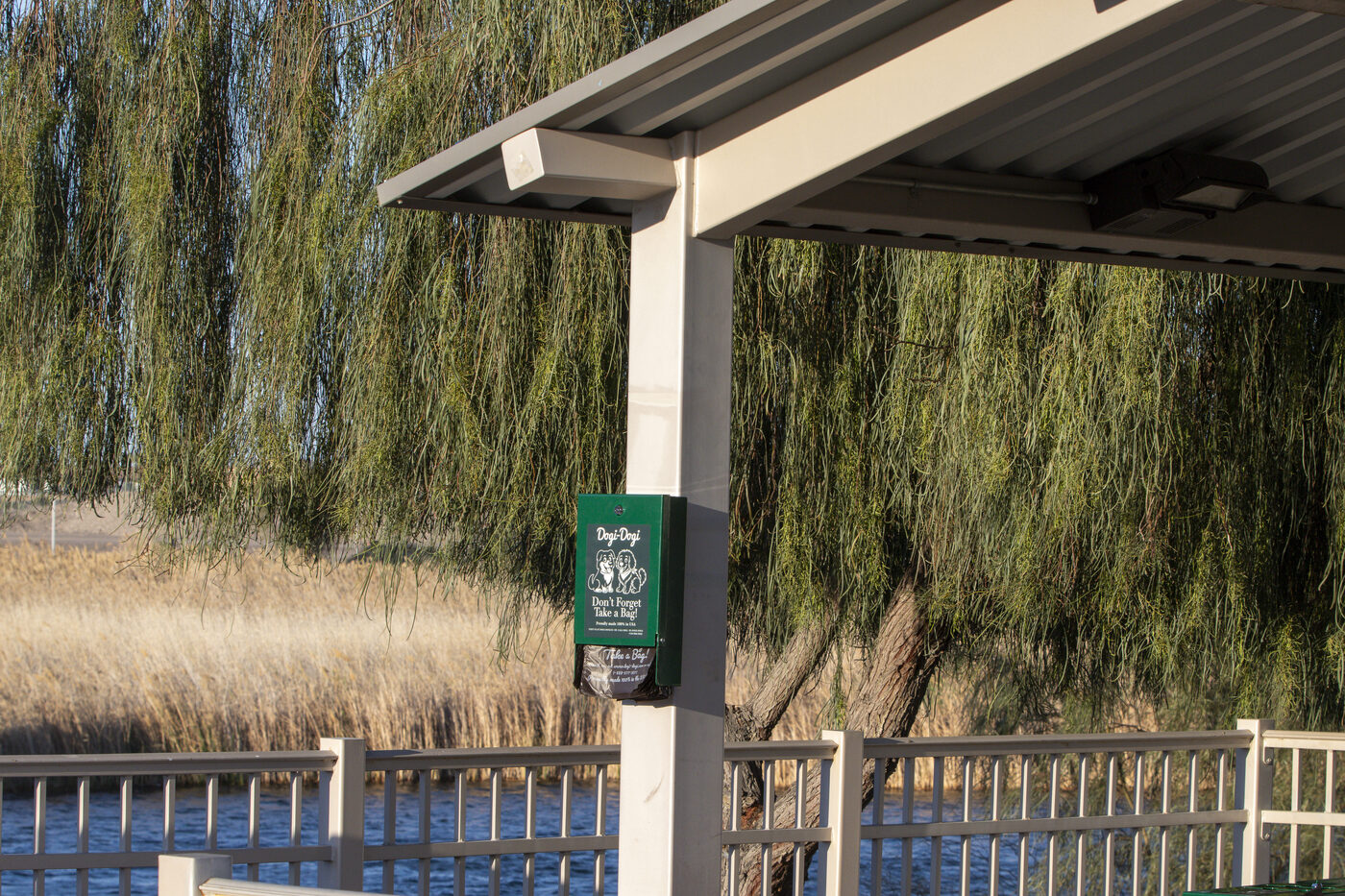 Dogi-Dogi junior wicket dispenser